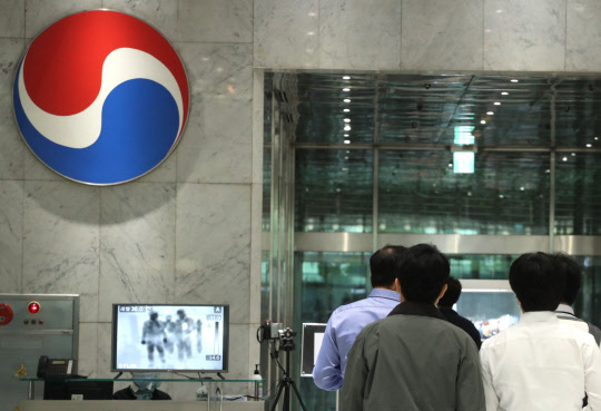 유상증자 결정을 하는 대한항공 이사회가 열린 지난 13일 오전 서울 중구 대한항공 서소문 빌딩으로 직원들이 출근하고 있다. [연합뉴스]